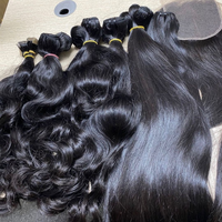 Lots de Cheveux Humains Bruts en Gros 100% Naturels, Lisses, Ondulés et Bouclés, Cheveux Cambodgiens Naturels Ondulés en Paquets