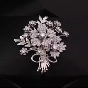 Broche élégante en forme de fleur, plaquée or, avec cristaux et strass, bijoux pour femmes, mariage, fiançailles, designs personnalisés - Product Image 4