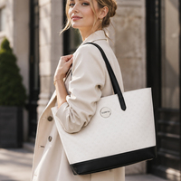 Sac fourre-tout argenté métallisé pour femmes avec motif monogramme, grande capacité, sac à bandoulière avec poignée de transport, finition miroir