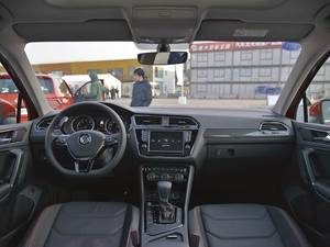 VW <span class=keywords><strong>Tiguan</strong></span> L 330TSI 2WD <span class=keywords><strong>2017</strong></span>, transmission automatique, finition luxe, SUV, sièges en cuir, pneus R17, toit ouvrant panoramique, caméra de recul, LED - Product Image 4