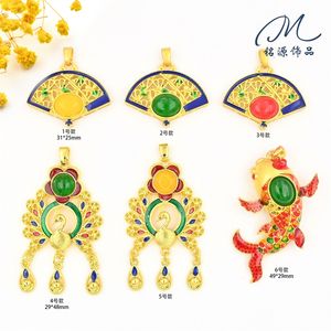Pendentif <span class=keywords><strong>carpe</strong></span> en cloisonné doré fait main avec préservation <span class=keywords><strong>de</strong></span> la couleur, méthode ancienne, incrusté <span class=keywords><strong>de</strong></span> jade et <span class=keywords><strong>de</strong></span> gourde - Product Image 2