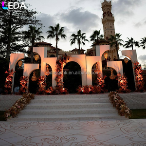 Arco de Flores Colgante de Acrílico Blanco Grande y Moderno, Personalizado para Decoración de Escenarios de Eventos al Aire Libre LEDA, para Bodas - Product Image 2