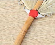 Éventail en plumes d'oie fait main africain teinté, avec manche en bois, pour la décoration intérieure, les fêtes costumées et les accessoires de vacances - Vente en gros HY