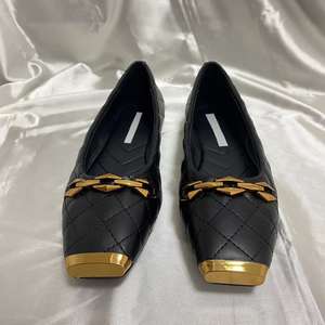 Mocassins pour femmes en cuir véritable matelassé avec coutures, bout carré métallique, pour la marche et le bureau, personnalisables avec logo - Product Image 3