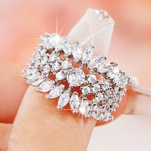 Bracelet manchette en cristal Q260, motif floral, argenté, pour femme, bijoux de mariage, serti de griffes, avec strass - Product Image 3