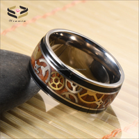 Bague en titane noir prête à expédier avec engrenage d'horloge Koa 10mm incrustation de fibre de carbone alliance élégante pour fiançailles ou cadeau