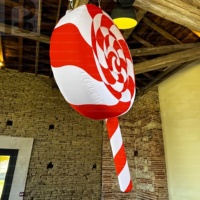 Modèle de sucette géante gonflable rouge et blanche personnalisée de 2 m, décoration suspendue de Noël, publicité pour événements intérieurs et fêtes