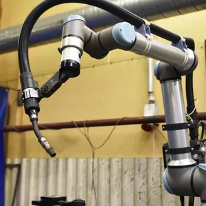 Bras robotique collaboratif Universal Robots/UR10e, machine de soudage automatisée accessible, palettiseur, pince de préhension, manutention d'emballages - Product Image 4