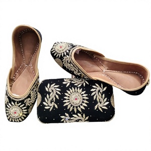 Calzado Clásico de Diseño Tradicional en Cuero Genuino, Impermeable, para Todas las Temporadas, Zapatos Elegantes Hechos a Mano en Rajastán - Product Image 6