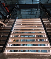 Escalier moderne en pierre de quartz VIKO avec éclairage LED, utilisation intérieure, marches en pierre, design personnalisable, escalier à double poutre