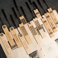 Marque-page en bois naturel gravé au laser avec pompon Artisanat en bois créé en usine pour les amoureux des livres et la décoration murale