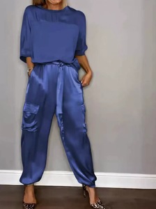 Komfortabler Loser Damen-Anzug mit Glänzender Satin-Bluse und Hose mit Hoher Taille und Kordelzug - Product Image 4