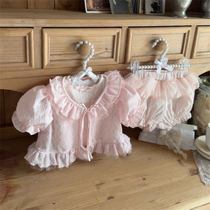 Completo estivo per bambina con gilet a balze effetto legno e pantaloncini, set due pezzi alla moda per bambine. - Product Image 5