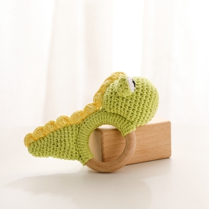 PSZ1445 Sonajero de Dinosaurio Adorable con Mango de Madera, Juguete Mordedor Suave Hecho a Mano, Sonajero Unisex para Bebé, Tejido a Crochet, Certificado LFGB, 0-24 Meses - Product Image 2