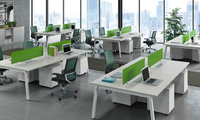 Poste de travail de bureau moderne pour 4 personnes avec structure en acier et système de bancs modulaires à pieds partagés pour projets de bureau