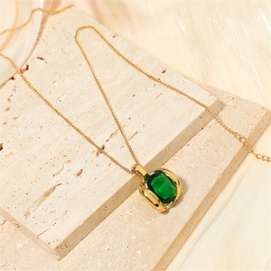 Juego de Joyería Personalizado con Aretes y Collar de Zirconia Esmeralda Verde - Product Image 6