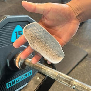 Противоскользящие эргономичные резиновые накладки-держатели для рук для тренировок в спортзале, подтягиваний и поднятия тяжестей - Product Image 6