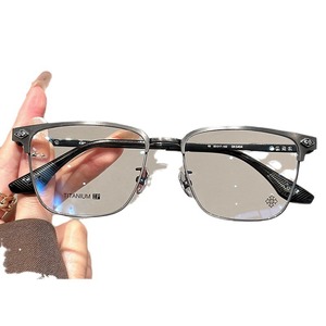 Monture de lunettes Kro demi-cerclée en titane CH5404 pour homme, style rétro, en titane pur, largeur moyenne, avec verres en plastique - Product Image 2