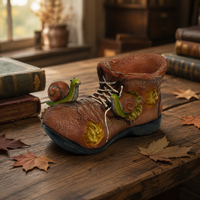 Pot de fleurs en résine au design original en forme de chaussure avec des escargots