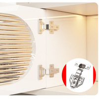 Meuble TV moderne crème avec design cintré et portes en verre cannelé, centre de divertissement professionnel avec panneau arrière encastré