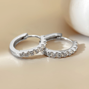 Aros de Oro de 18K Hipoalergénicos al por Mayor, Pendientes de Aro Huggie Clásicos de 15mm con Una Hilera de Zirconia para Mujer - Product Image 3