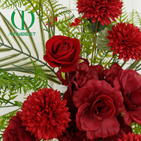 Susunan Bunga Mawar Merah Elegan dengan Daun Hijau Buatan Pabrik, untuk Dekorasi Dinding Latar Belakang Pesta Pernikahan