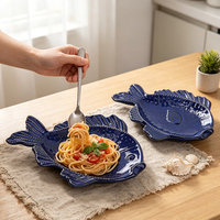Plat de service en céramique Redeco 3D en forme de poisson, assiette à fruits de mer gaufrée avec glaçure bleue pour cuisine côtière et fêtes