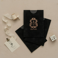Pochettes d'invitation personnalisées exquises avec monogramme doré, enveloppes semi-pliées en velours pressé à chaud, pochettes d'invitation de mariage