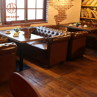 Ensemble de mobilier de restaurant commercial, canapé en cuir marron, banquette capitonnée et table à manger en bois pour café et salon de thé