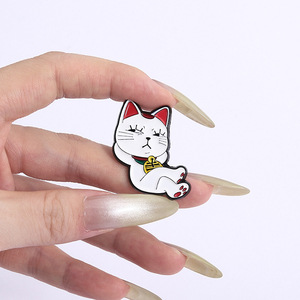 Turbo Granny Cat Spying Esmalte Pins Personajes de dibujos animados de Anime Cat Running Broches de dedo medio Insignia de solapa Regalos de joyería divertidos - Product Image 4