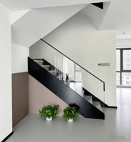 Escalier flottant intérieur haut de gamme avec garde-corps en verre et marches en bois pour duplex de luxe