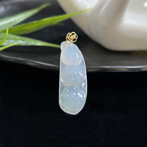 จี้หยกพม่าเกรด A รูปทรงเมล็ดถั่ว เนื้อหยาบแบบน้ำแข็ง พร้อมสีฟ้าอมเขียวลอยตัว สวยงาม สง่างาม สดชื่น และดูมีระดับ - Product Image 3