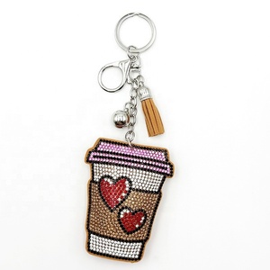 Llavero con colgante de aleación de zinc con forma de corazón y diamantes incrustados, estilo europeo americano, con flecos, para taza de café - Product Image 1