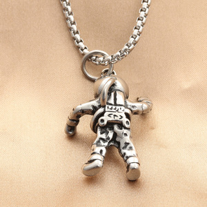 Yunnique – pendentif astronaute en acier inoxydable pour hommes, collier de style rétro Punk, design géométrique, bijoux à la mode - Product Image 3