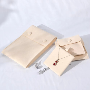 Pochette à bijoux en microfibre de luxe personnalisée, écologique et élégante, couleur et taille sur mesure pour ranger colliers, bagues et boucles d'oreilles - Product Image 2
