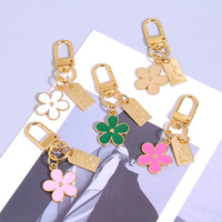 Gantungan Kunci Bunga Enamel Lucu Grosir, Logam Berlapis Emas, Liontin Bunga Daisy dengan Tag untuk Aksesoris Tas Wanita
