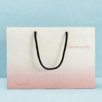 Sac en papier réutilisable de luxe avec poignée en ruban, personnalisable avec logo, idéal pour les boutiques de marques de luxe et les ventes en gros