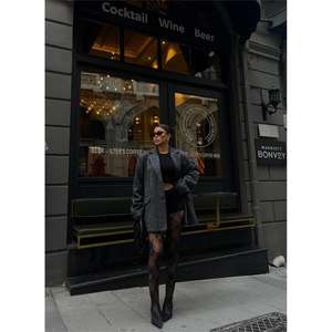 เสื้อเบลเซอร์ทรงบอยเฟรนด์สีเทาผ้าแคชเมียร์ปักลายทอแบบเรียบและลายพิมพ์ - Product Image 6