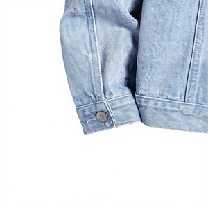 Veste en jean bleu clair pour homme, col rabattu, fermeture boutonnée, manches classiques, vêtement de printemps, en coton, finition délavée - Product Image 5