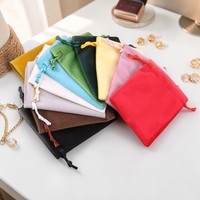 Pochette en velours personnalisée avec logo, sac à bijoux en velours doux avec logo imprimé, sac anti-poussière à cordon pour emballage cadeau de mariage, faible MOQ