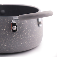 Friteuse en aluminium légère et durable avec deux oreilles, sans couvercle et adaptée aux cuisinières à induction.