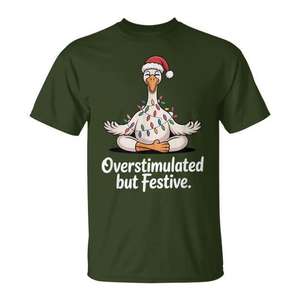Camiseta con diseño de pato meditando y luces navideñas, sobrestimulado pero con un diseño festivo navideño - Product Image 1
