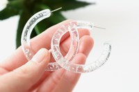 Vente en gros personnalisée de boucles d'oreilles en forme de cercle en forme de flocon d'or lucite et de fleur incrustée de résine/boucles d'oreilles cerclées confettis à paillettes transparentes avec point d'or