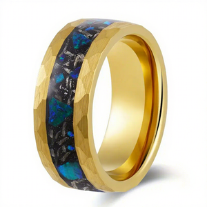 Cincin Tungsten Emas 8mm dengan Tekstur Palu, Inlay Opal Meteorit dan Daun Emas untuk Cincin Janji Pria atau Hadiah Ulang Tahun - Product Image 1