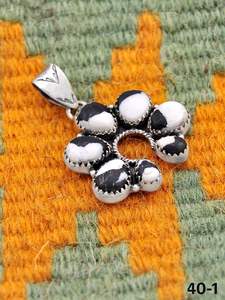 Colgante Naja Hecho a Mano en el Suroeste con Turquesa Blanca de Búfalo y Plata de Ley, Joyería para Mujer - Product Image 2