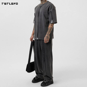 Conjunto de chándal de dos piezas de corte y confección, de tejido grueso con lavado vintage, compuesto por camiseta oversize con hombros caídos y pantalones de pierna ancha, estilo streetwear. - Product Image 2