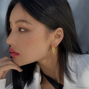 ต่างหูเพชรทรงเจ้าหญิงสำหรับผู้หญิง เงินแท้ S925 ชุบทอง ดีไซน์เรขาคณิต ทันสมัย เหมาะเป็นของขวัญงานแต่งงาน สไตล์หรูหราเบาๆ - Product Image 3