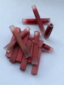 La fábrica ofrece una nueva línea de brillos labiales. Son altamente hidratantes, no se corren y tienen una excelente saturación de color. - Product Image 4