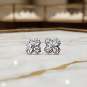 E1156 Orecchini a Perno con Fiore in Oro Bianco, Cristalli e Strass, Montatura a Griffe, Classici da Donna per Uso Quotidiano - Product Image 2