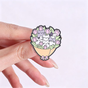 Broche en émail motif chat mignon et bouquet de tulipes, broche chat dessin animé et fleur pour la décoration de sac à dos - Product Image 2